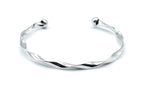 Brazalete Acqua en acero inoxidable plateado con forma retorcida vista desde el frente, hipoalergénico, resistente al agua, ajustable y duradero -DELACABRA