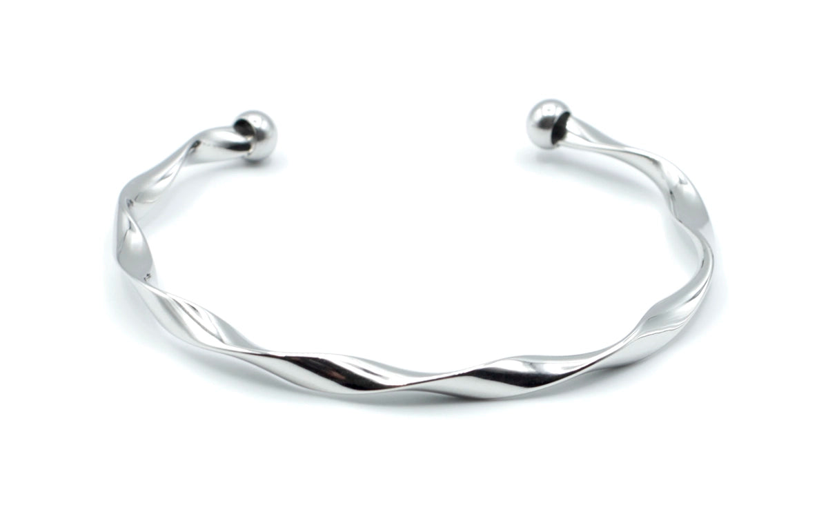 Brazalete Acqua en acero inoxidable plateado con forma retorcida vista desde el frente, hipoalergénico, resistente al agua, ajustable y duradero -DELACABRA