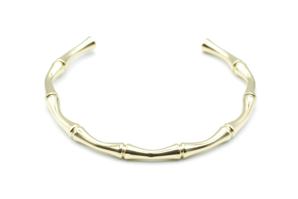 Brazalete dorado diseño bamboo abierto y curvado, fabricado en acero inoxidable, hipoalergénico, resistente al agua, ajustable y duradero -DELACABRA