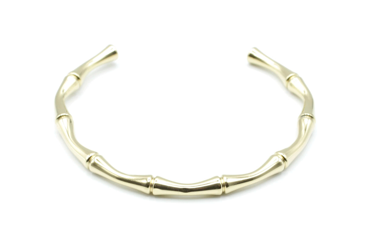 Brazalete dorado diseño bamboo abierto y curvado, fabricado en acero inoxidable, hipoalergénico, resistente al agua, ajustable y duradero -DELACABRA