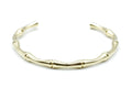 Brazalete dorado con detalle de nudos tipo bamboo, vista frontal en acero inoxidable, hipoalergénico, resistente al agua, ajustable y duradero -DELACABRA