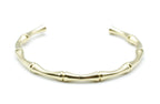 Brazalete dorado con detalle de nudos tipo bamboo, vista frontal en acero inoxidable, hipoalergénico, resistente al agua, ajustable y duradero -DELACABRA