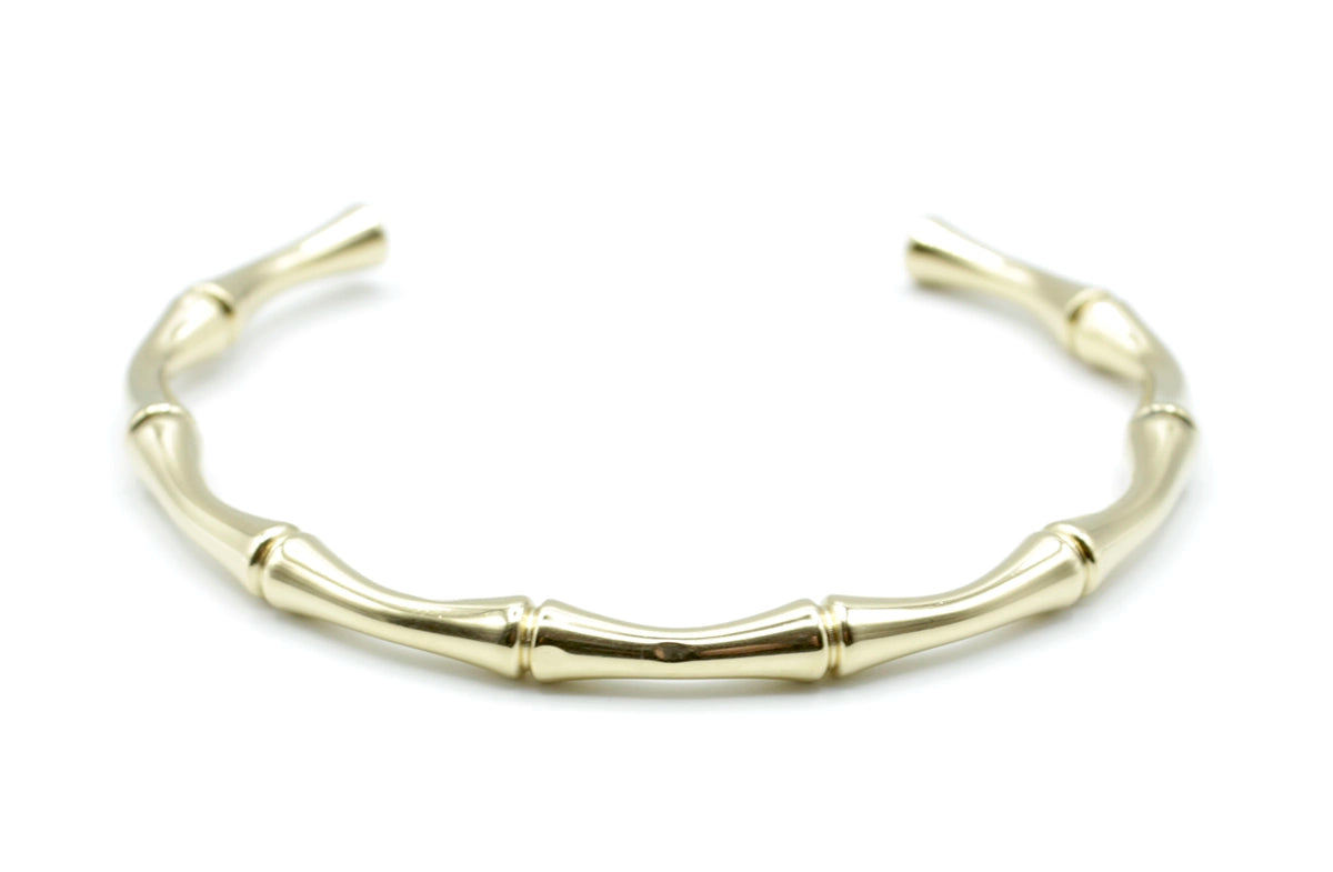 Brazalete dorado con detalle de nudos tipo bamboo, vista frontal en acero inoxidable, hipoalergénico, resistente al agua, ajustable y duradero -DELACABRA