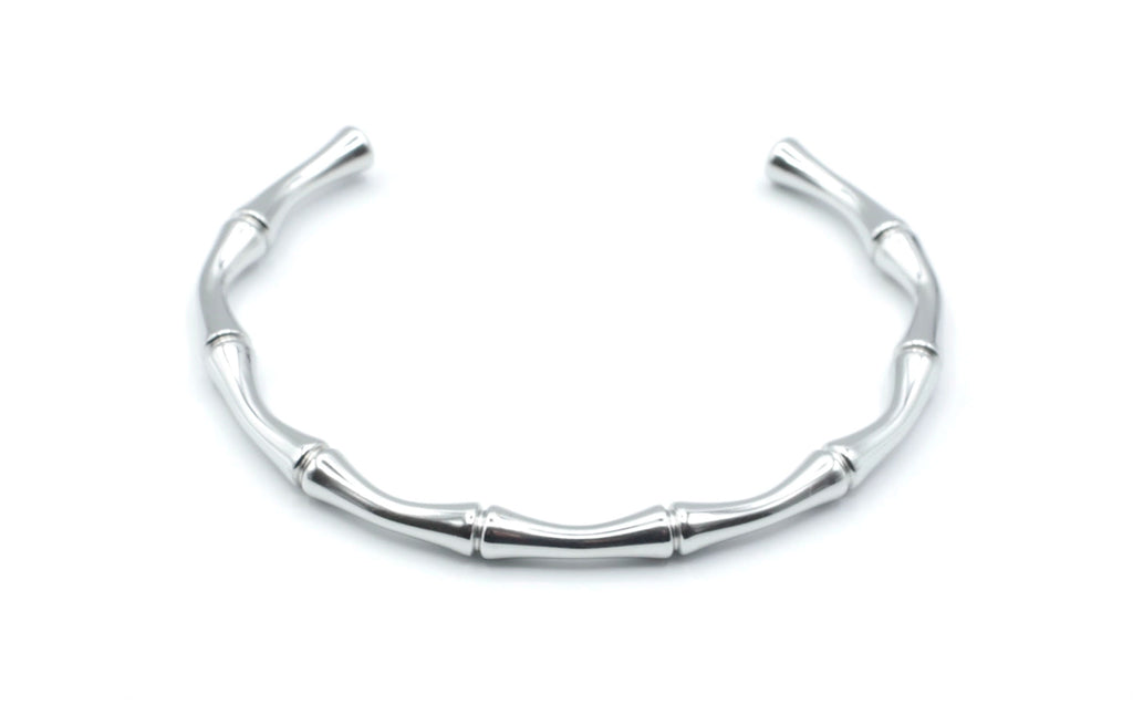 Brazalete rígido diseño bamboo en acero inoxidable plateado, curvado con líneas orgánicas, hipoalergénico, resistente al agua, ajustable y duradero -DELACABRA