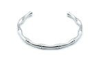 Brazalete rígido diseño bamboo en acero inoxidable plateado, curvado con líneas orgánicas, hipoalergénico, resistente al agua, ajustable y duradero -DELACABRA