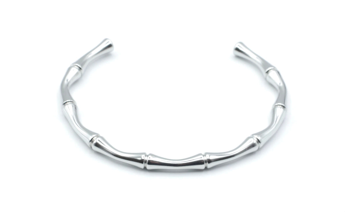 Brazalete rígido diseño bamboo en acero inoxidable plateado, curvado con líneas orgánicas, hipoalergénico, resistente al agua, ajustable y duradero -DELACABRA