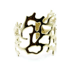 Vista frontal de brazalete dorado diseño coral calado en acero inoxidable, hipoalergénico, resistente al agua, ajustable y duradero -DELACABRA