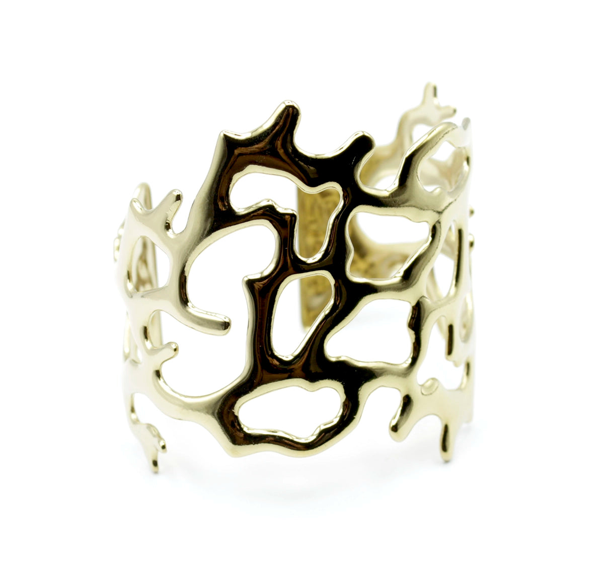 Vista frontal de brazalete dorado diseño coral calado en acero inoxidable, hipoalergénico, resistente al agua, ajustable y duradero -DELACABRA