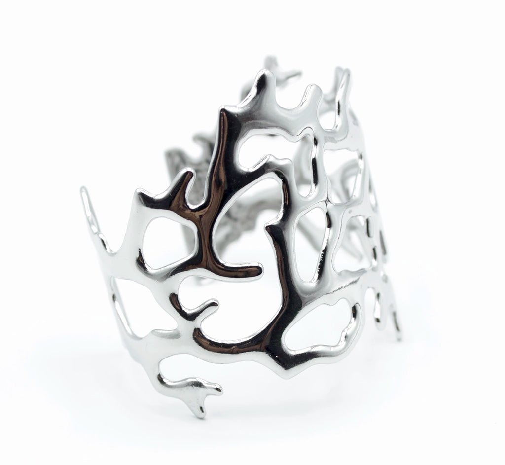 Brazalete estilo coral en acero inoxidable plateado con estructura abierta orgánica, hipoalergénico, resistente al agua, ajustable y duradero -DELACABRA