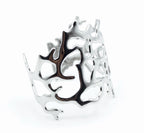 Brazalete estilo coral en acero inoxidable plateado con estructura abierta orgánica, hipoalergénico, resistente al agua, ajustable y duradero -DELACABRA