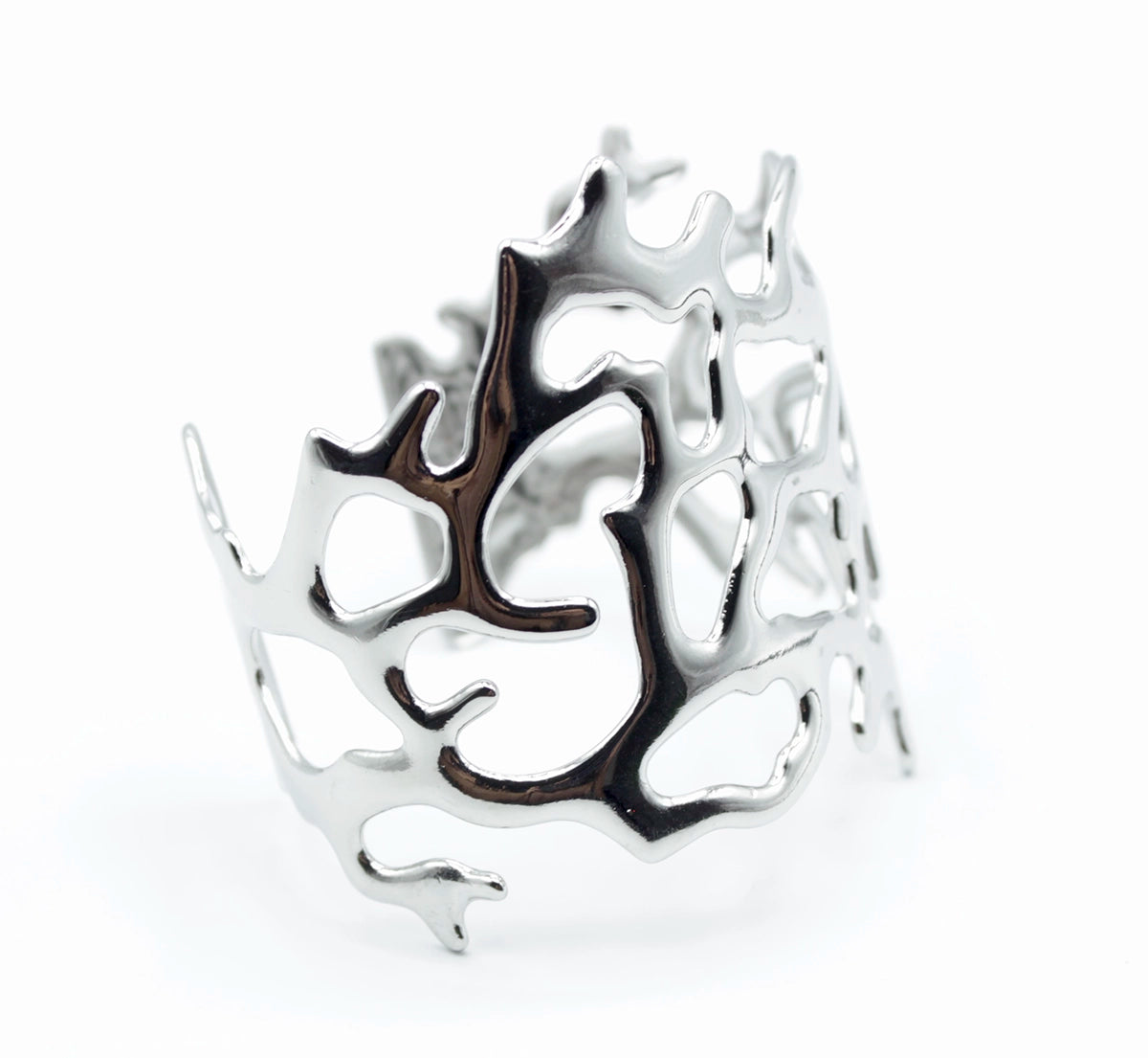 Brazalete estilo coral en acero inoxidable plateado con estructura abierta orgánica, hipoalergénico, resistente al agua, ajustable y duradero -DELACABRA