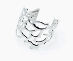 Brazalete ancho diseño coral calado en acero inoxidable plateado, hipoalergénico, resistente al agua, ajustable y duradero -DELACABRA