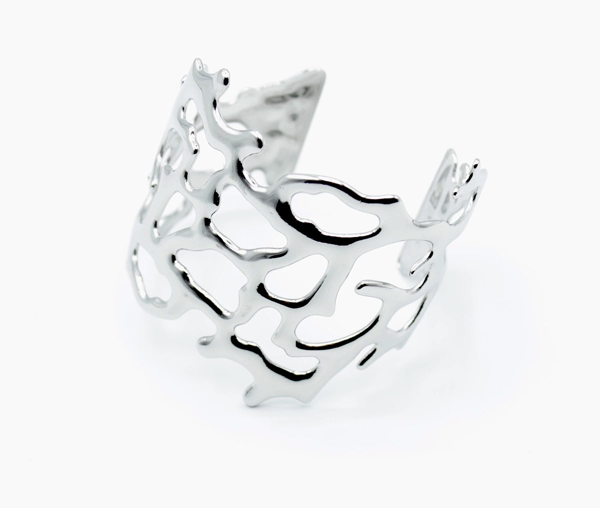 Brazalete ancho diseño coral calado en acero inoxidable plateado, hipoalergénico, resistente al agua, ajustable y duradero -DELACABRA