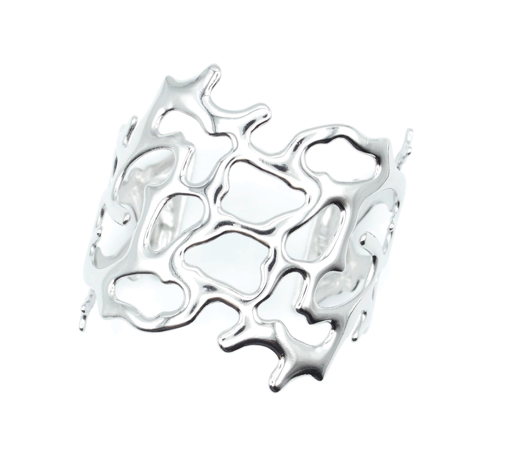 Vista frontal de brazalete diseño coral calado en acero inoxidable plateado, hipoalergénico, resistente al agua, ajustable y duradero -DELACABRA