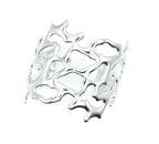 Vista frontal de brazalete diseño coral calado en acero inoxidable plateado, hipoalergénico, resistente al agua, ajustable y duradero -DELACABRA