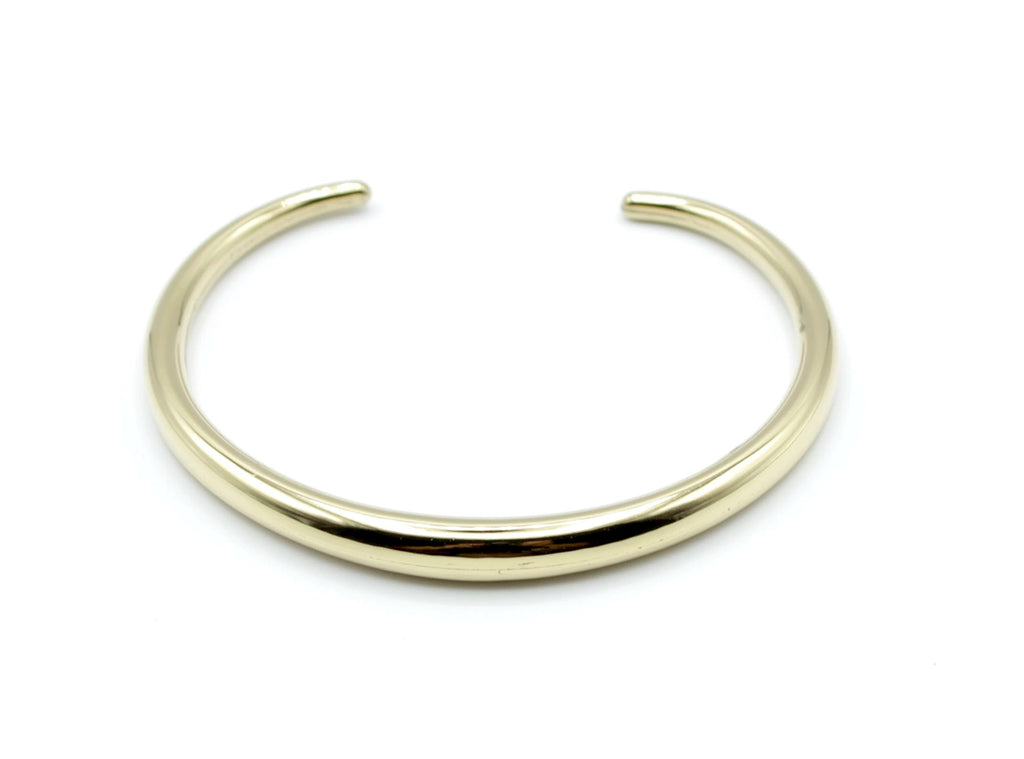 Brazalete Lluna abierto de acero inoxidable dorado visto desde arriba, estilo elegante y atemporal, hipoalergénico, resistente al agua, ajustable y duradero -DELACABRA