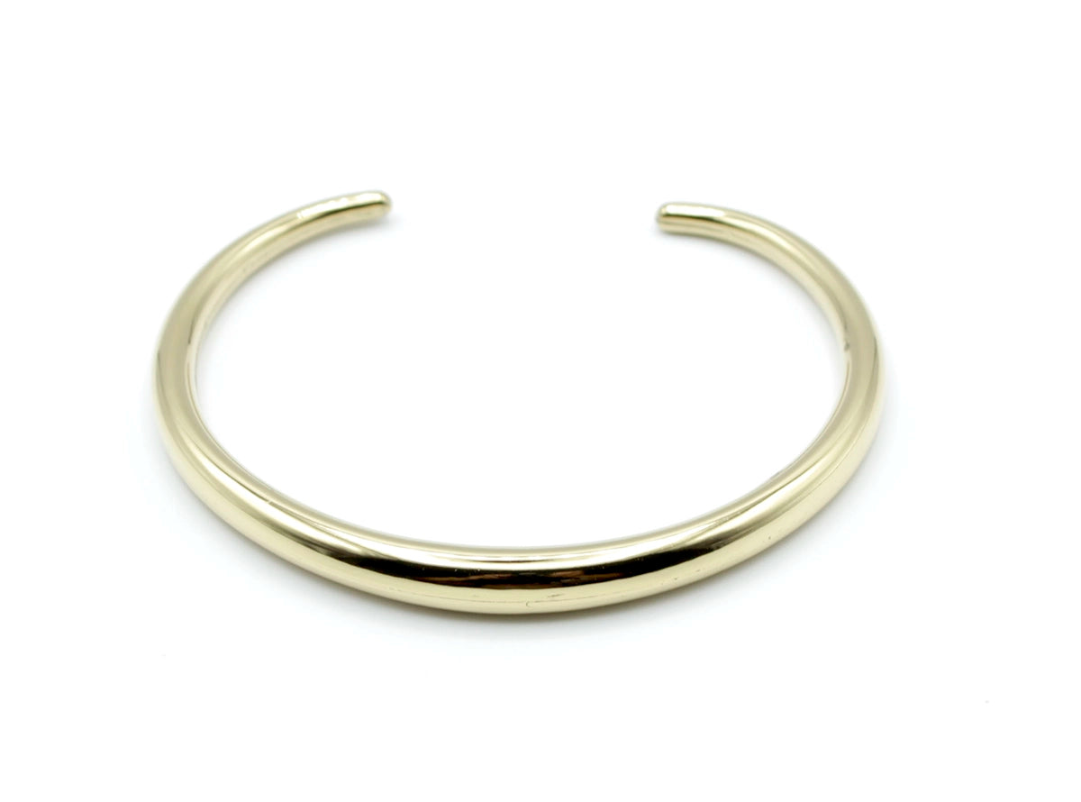 Brazalete Lluna abierto de acero inoxidable dorado visto desde arriba, estilo elegante y atemporal, hipoalergénico, resistente al agua, ajustable y duradero -DELACABRA