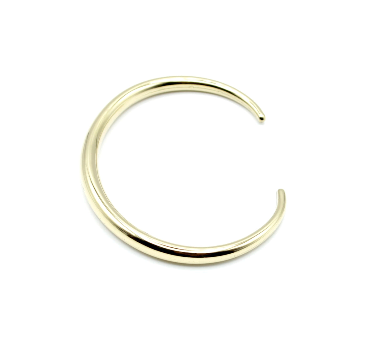 Brazalete Lluna abierto de acero inoxidable dorado visto desde arriba, estilo elegante y atemporal, hipoalergénico, resistente al agua, ajustable y duradero -DELACABRA