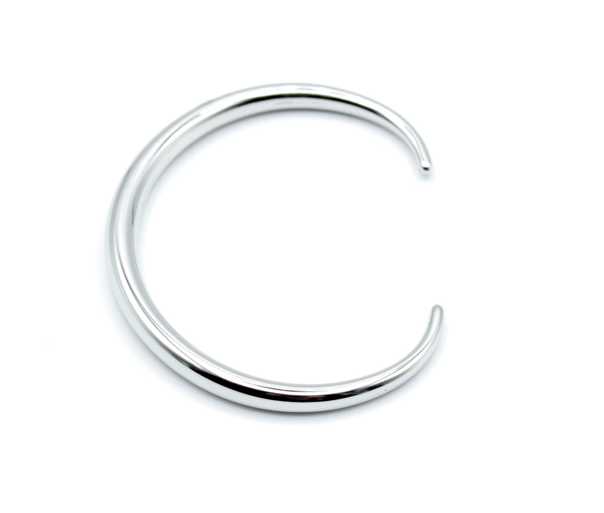 Brazalete Lluna liso de acero inoxidable plateado visto de perfil, acabado brillante, hipoalergénico, resistente al agua, ajustable y duradero -DELACABRA