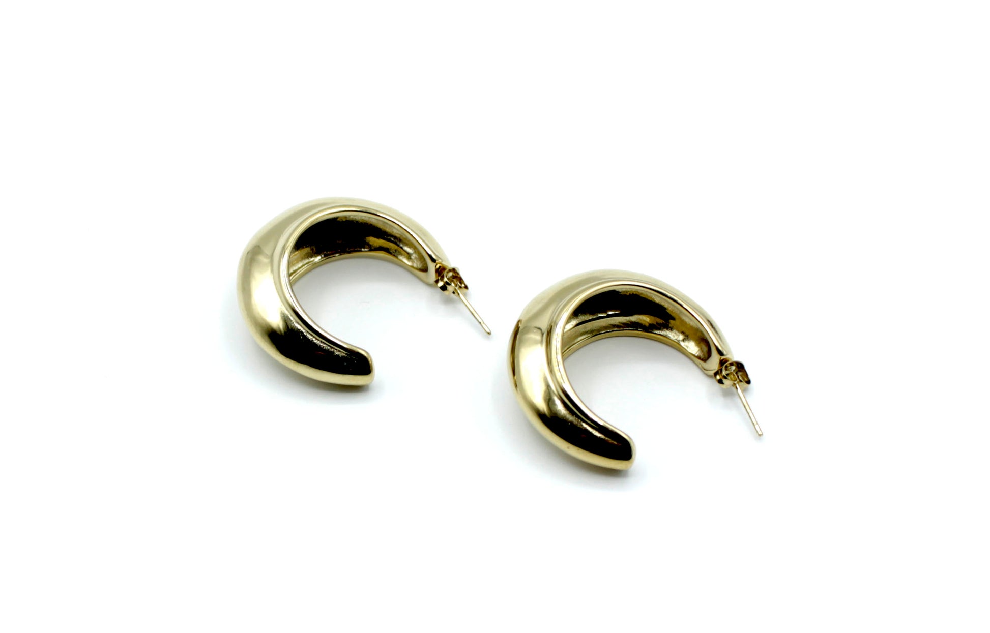 Pendientes Cadaqués medio aro dorados, diseño pulido de acero inoxidable resistente al agua -DELACABRA