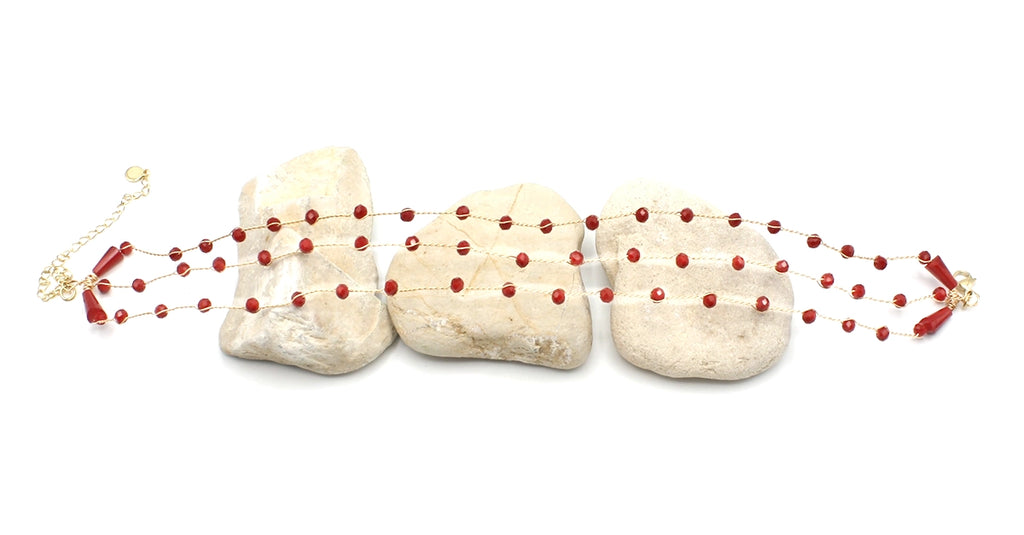 Choker Megan de tres hileras con cuentas rojas y cadena dorada de acero inoxidable y bronce, joya de moda DELACABRA.