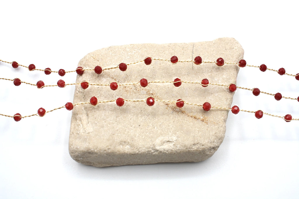 Choker Megan en acero inoxidable y bronce con cuentas rojas, contemporáneo y duradero. DELACABRA.