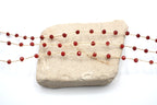 Choker Megan en acero inoxidable y bronce con cuentas rojas, contemporáneo y duradero. DELACABRA.