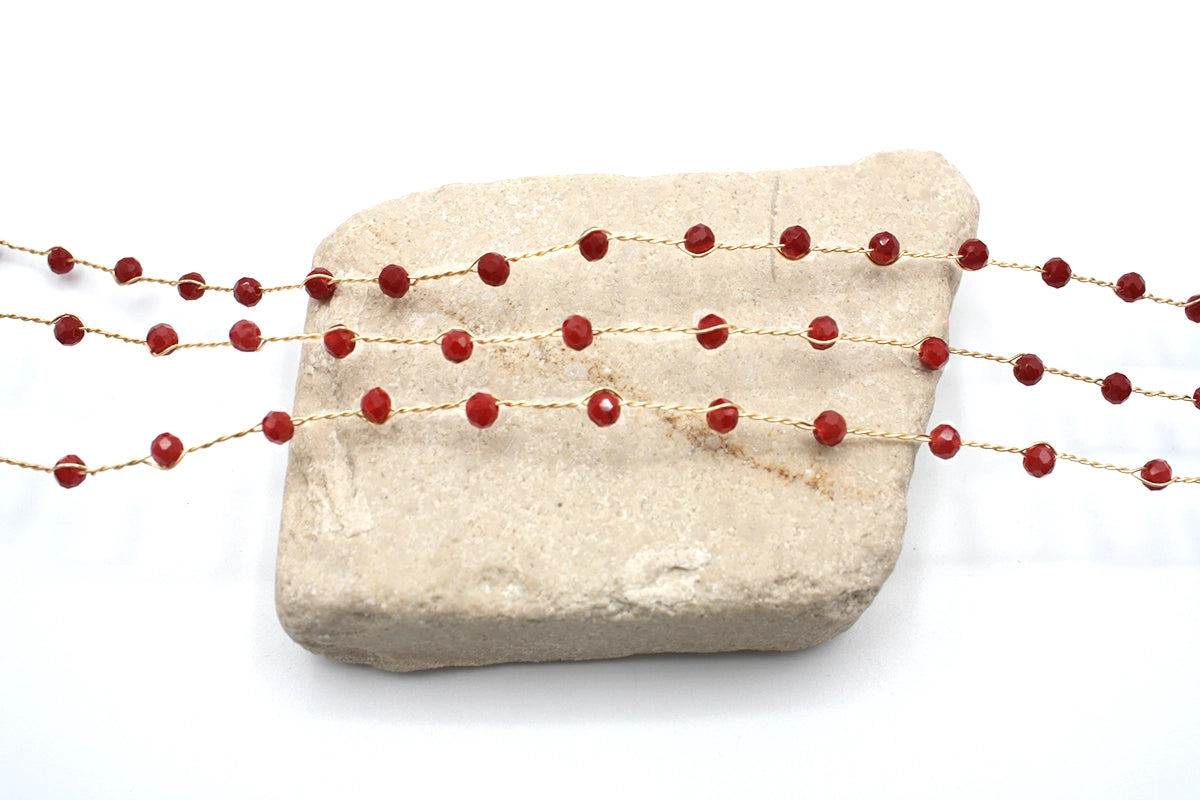 Choker Megan en acero inoxidable y bronce con cuentas rojas, contemporáneo y duradero. DELACABRA.