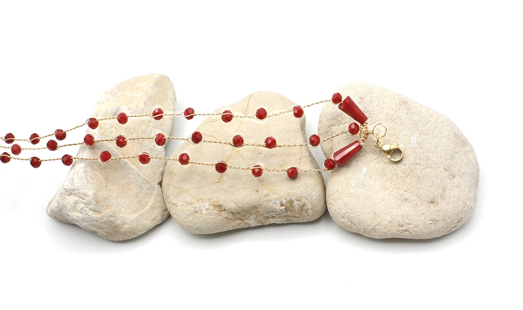 Choker Megan de acero inoxidable y bronce con cuentas rojas, diseño elegante y resistente al agua. DELACABRA.