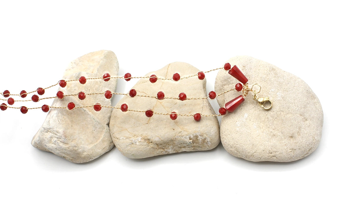 Choker Megan de acero inoxidable y bronce con cuentas rojas, diseño elegante y resistente al agua. DELACABRA.