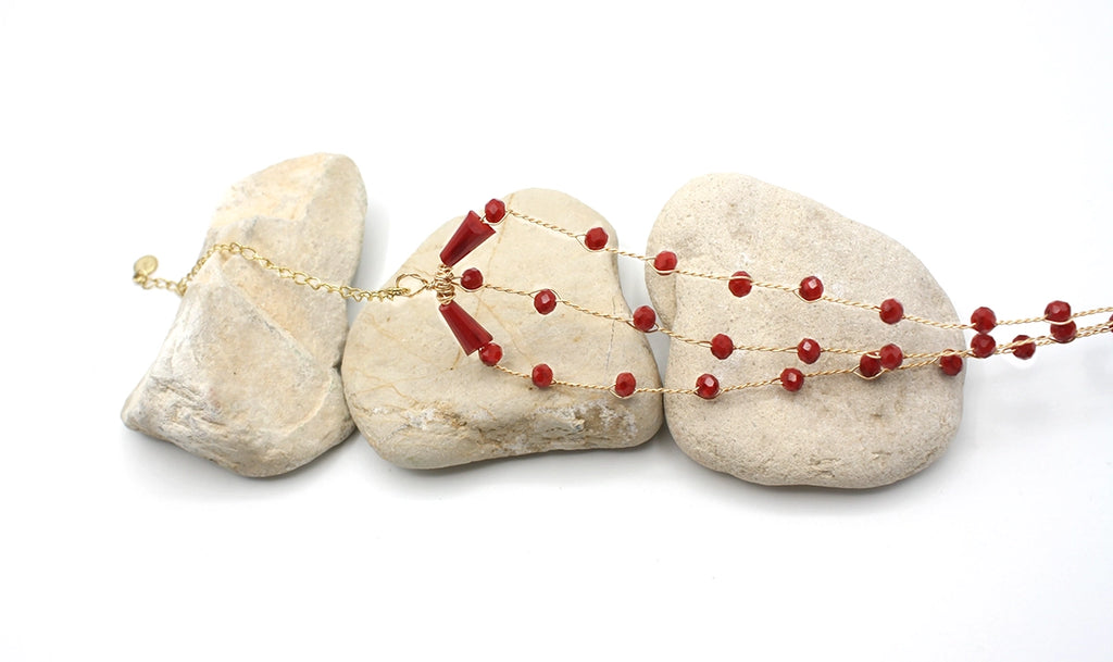 Choker Megan de tres hileras con cuentas rojas y cadena dorada de acero inoxidable y bronce, ajustable, artesano y durable.  DELACABRA.