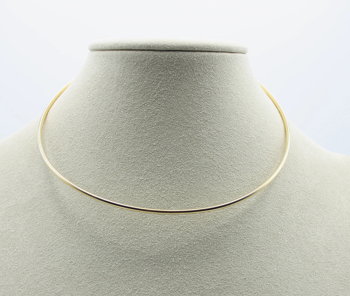 Choker Rosé acero inoxidable dorado exhibido en un expositor, linea de metal sencillo, básico, ligero y elegante. - delacabra