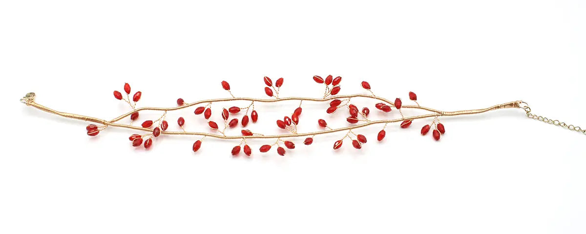 Gargantilla dorada Wanderlust de eslabones rojos planos tipo serpiente. Joyería street style amable con la piel DELACABRA.