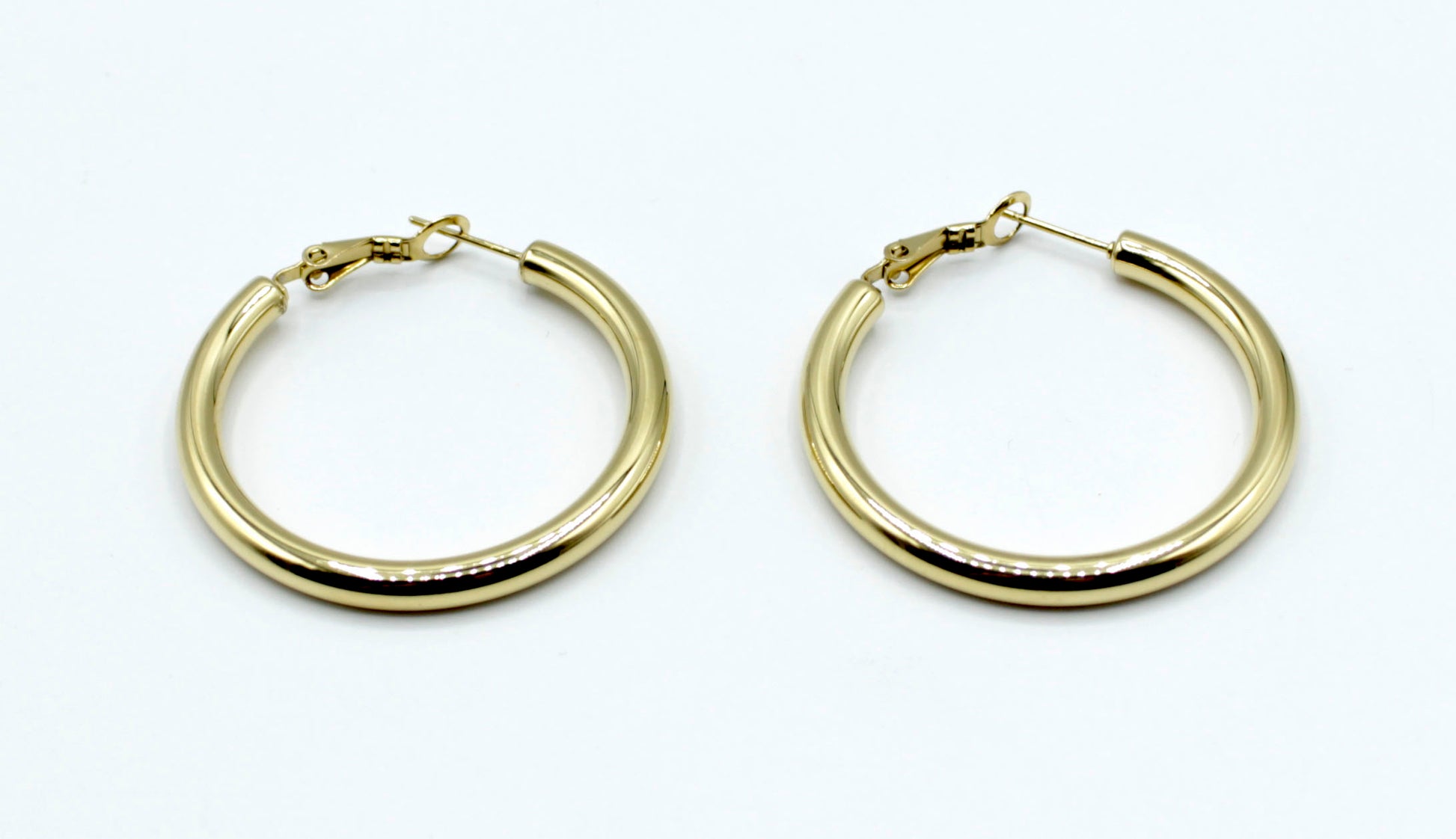 Aros Classic dorados en acero inoxidable duradero, diseño minimalista elegante y versátil -DELACABRA