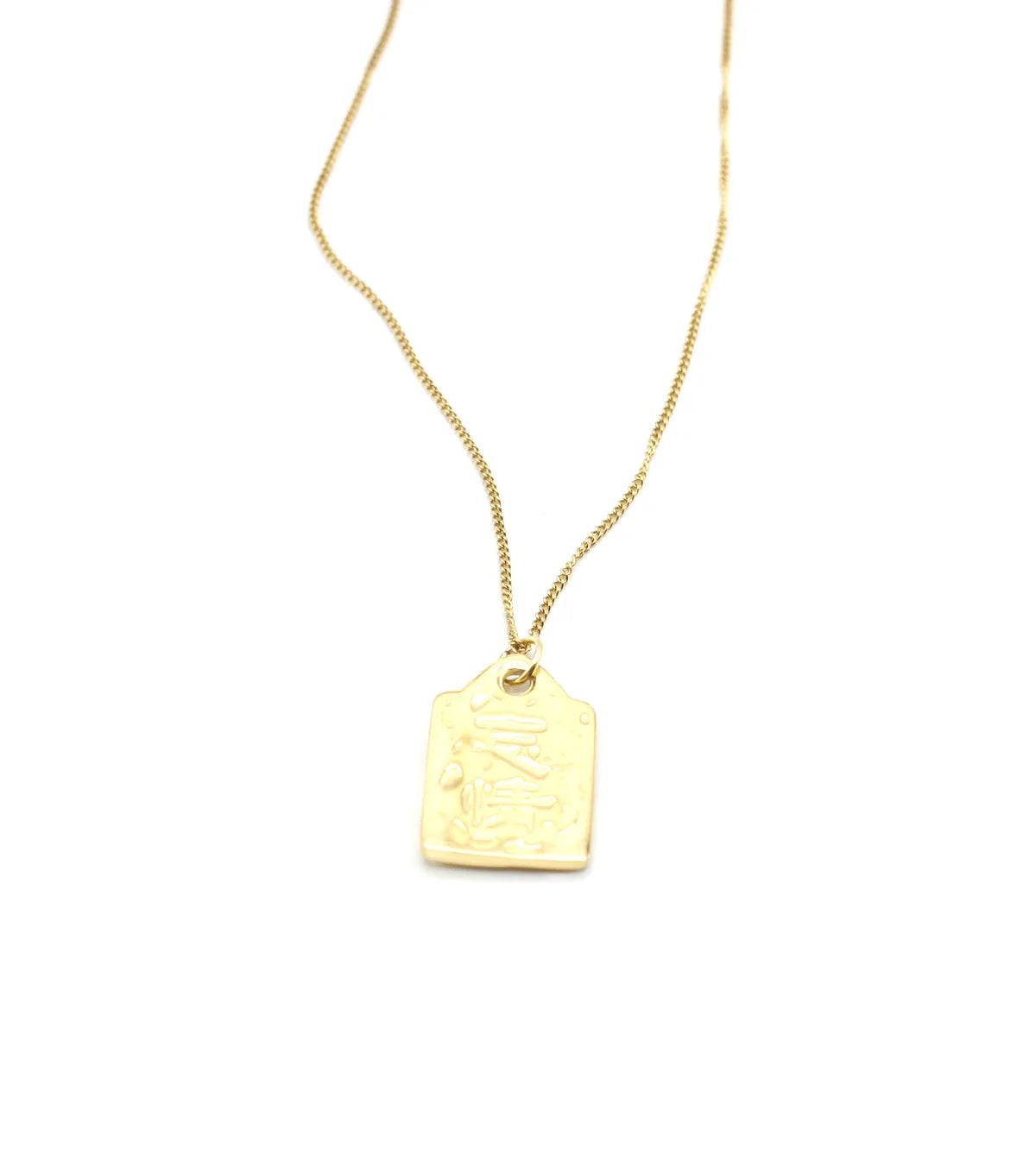 Collar de acero inoxidable dorado con colgante rectangular texturizado sobre fondo blanco