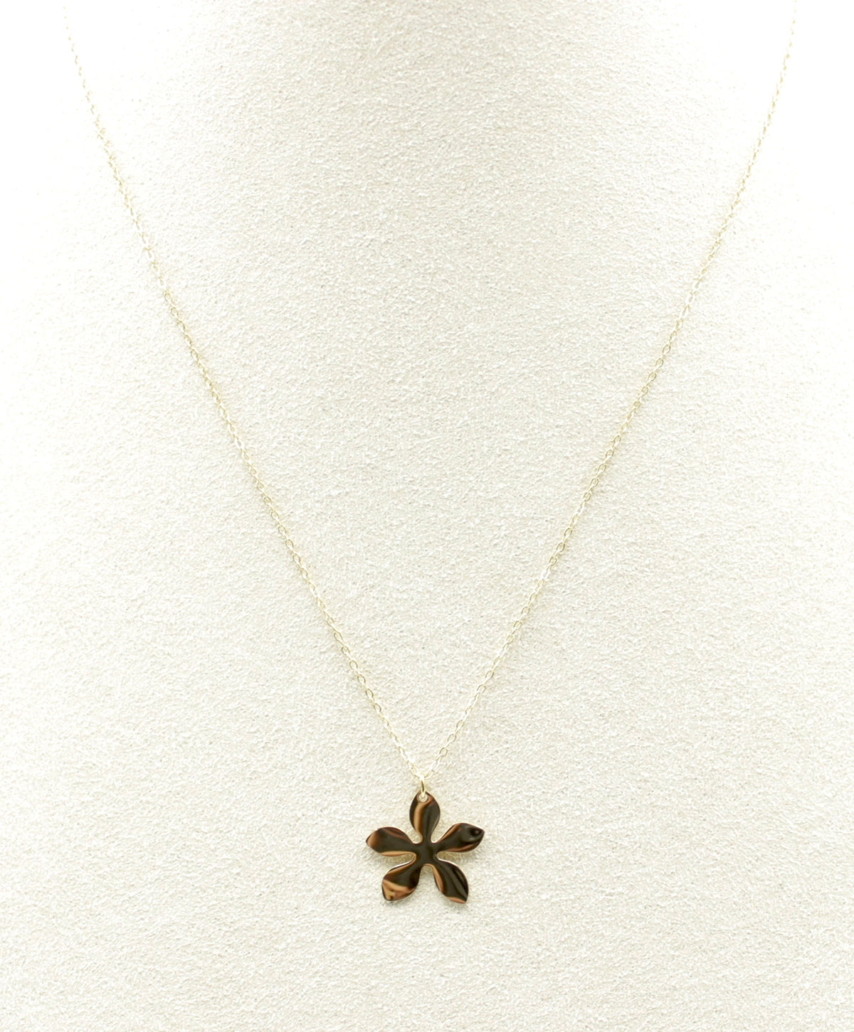 Collar Buy me flowers acero inoxidable dorado con diseño minimalista y destellos que aportan elegancia y luz a cualquier look. - DELACABRA