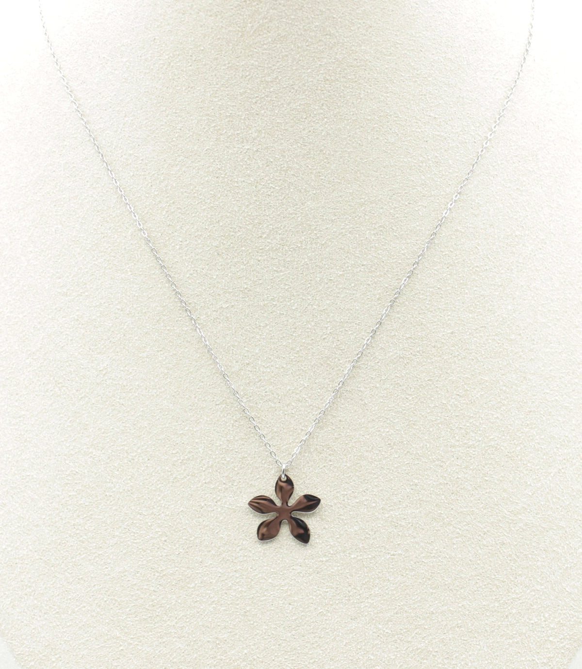 Collar Buy me flowers acero inoxidable plateado en un expositor, se ajusta delicadamente al contorno del cuello, tipo gargantilla o collar corto. - delacabra