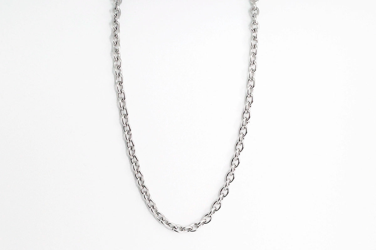 Collar Love acero inoxidable plateado, de estética urbana combina con muchos oufit y con otras joyas, ideal para layering. - DELACABRA