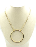 Collar Charlotte acero inoxidable dorado en busto, eslabones redondos grandes con un gran circulo de 65 mm en la mitad - delacabra