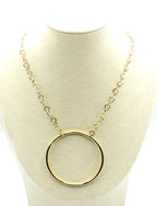 Collar Charlotte acero inoxidable dorado en busto, eslabones redondos grandes con un gran circulo de 65 mm en la mitad - delacabra