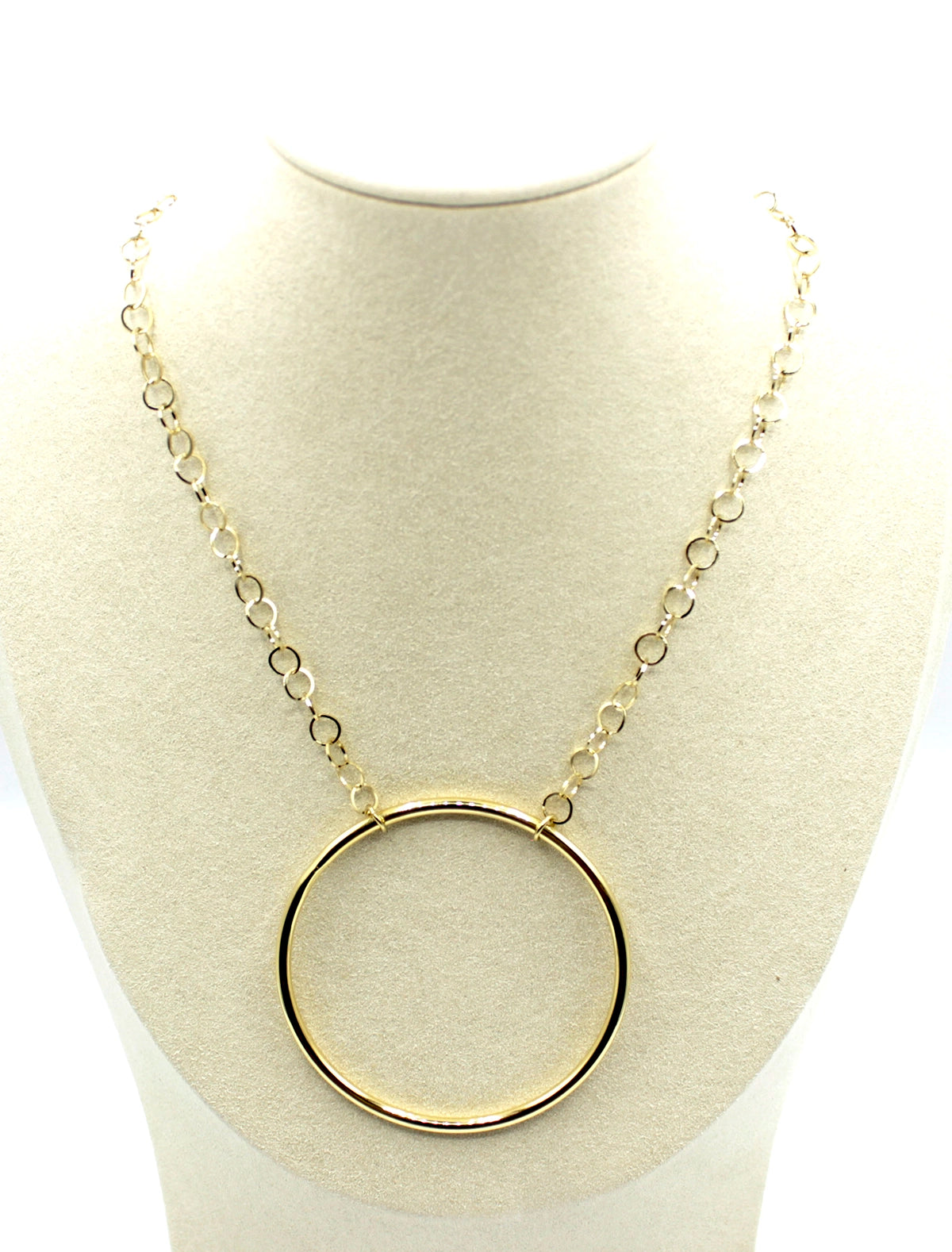 Collar Charlotte acero inoxidable dorado en busto, eslabones redondos grandes con un gran circulo de 65 mm en la mitad - delacabra