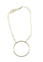 Collar Charlotte acero inoxidable dorado diseño fresco, moderno y se adapta a diferentes outfit, material durable y liviano - delacabra