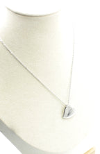 Collar Cloud acero inoxidable plateado vista lateral montado en un expositor, acabado brillante inspiración minimalista - delacabra
