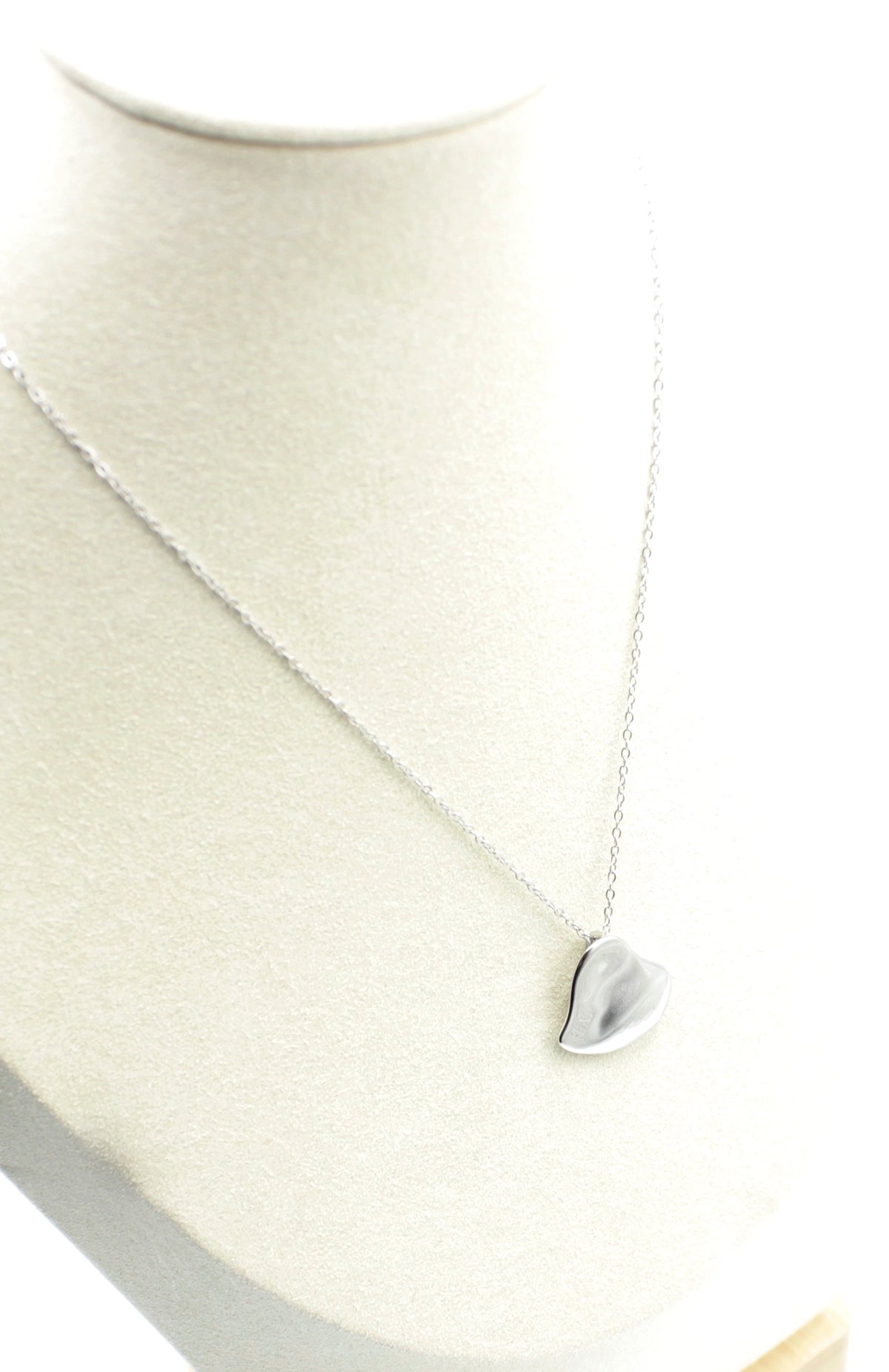 Collar Cloud acero inoxidable plateado vista lateral montado en un expositor, acabado brillante inspiración minimalista - delacabra