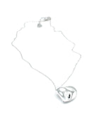 Collar Cloud acero inoxidable plateado cadena fina delicada y resistente con un colgante en forma de corazón diseño artístico y moderno - delacabra