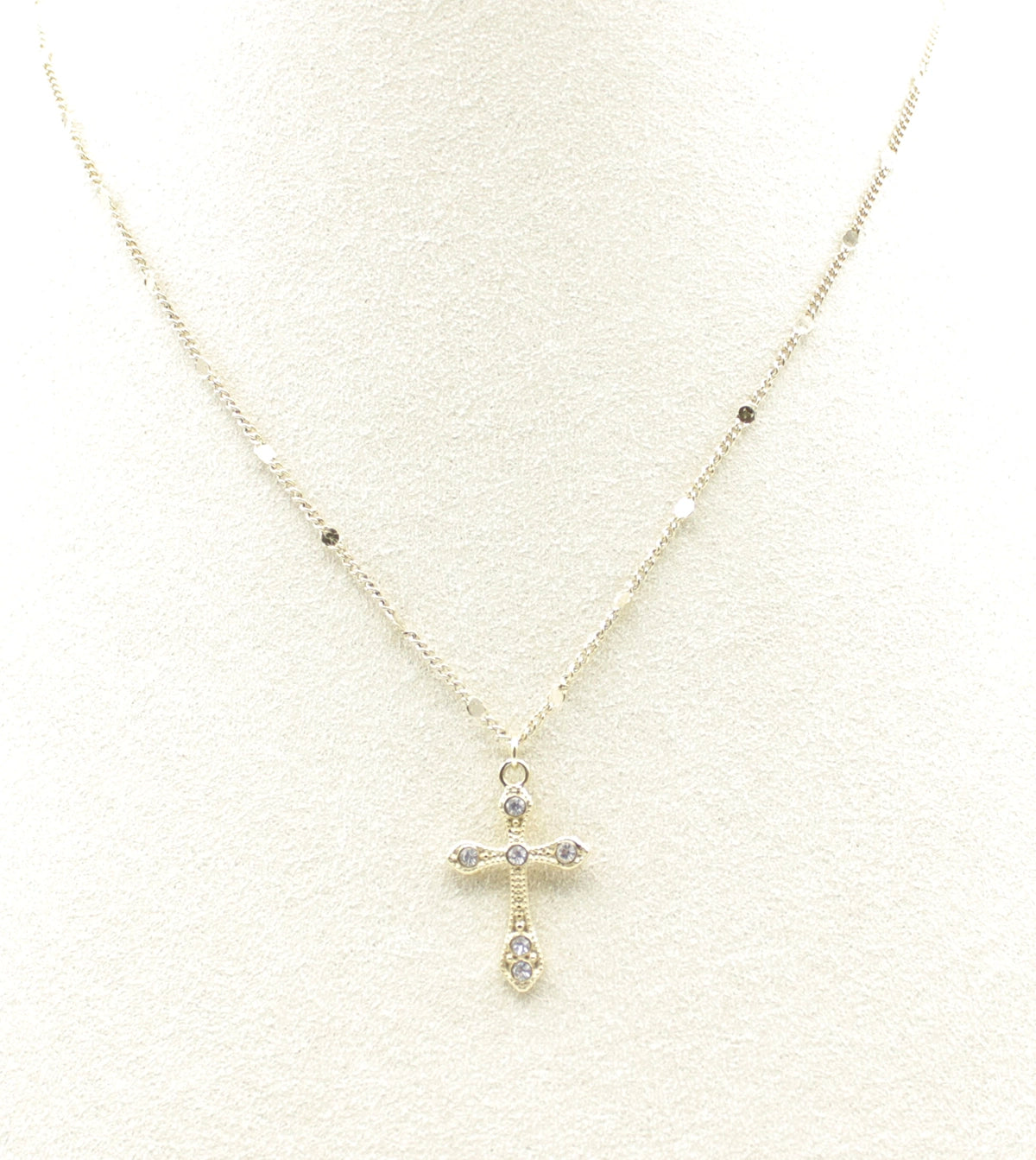 Collar Cross acero inoxidable dorado en busto de tela, collar con detalles planos delicados - delacabra