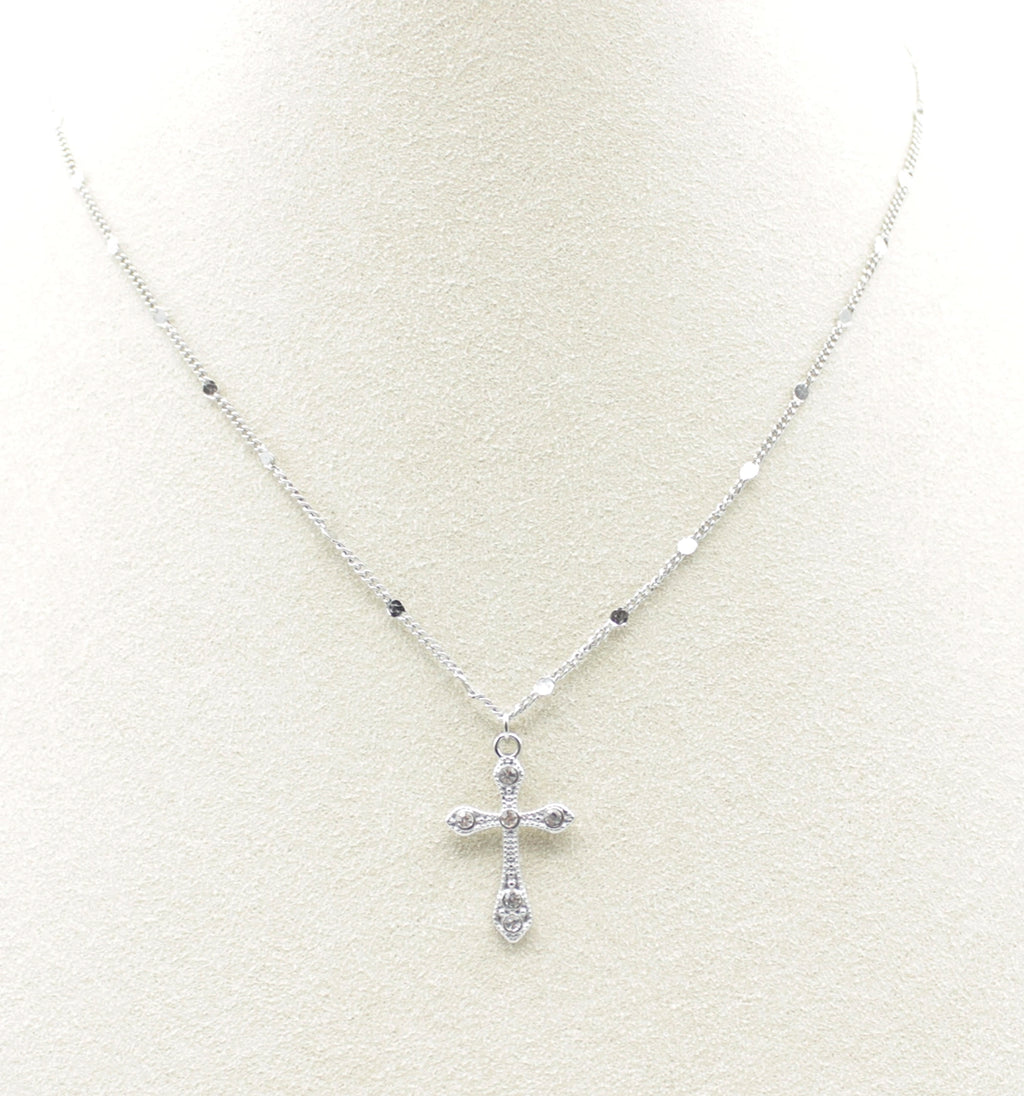 Collar Cross acero inoxidable plateado en busto de tela, cruz labrada y con cinco circonitas blancas que logran un destello y brillo especial en la joya. - DELACABRA
