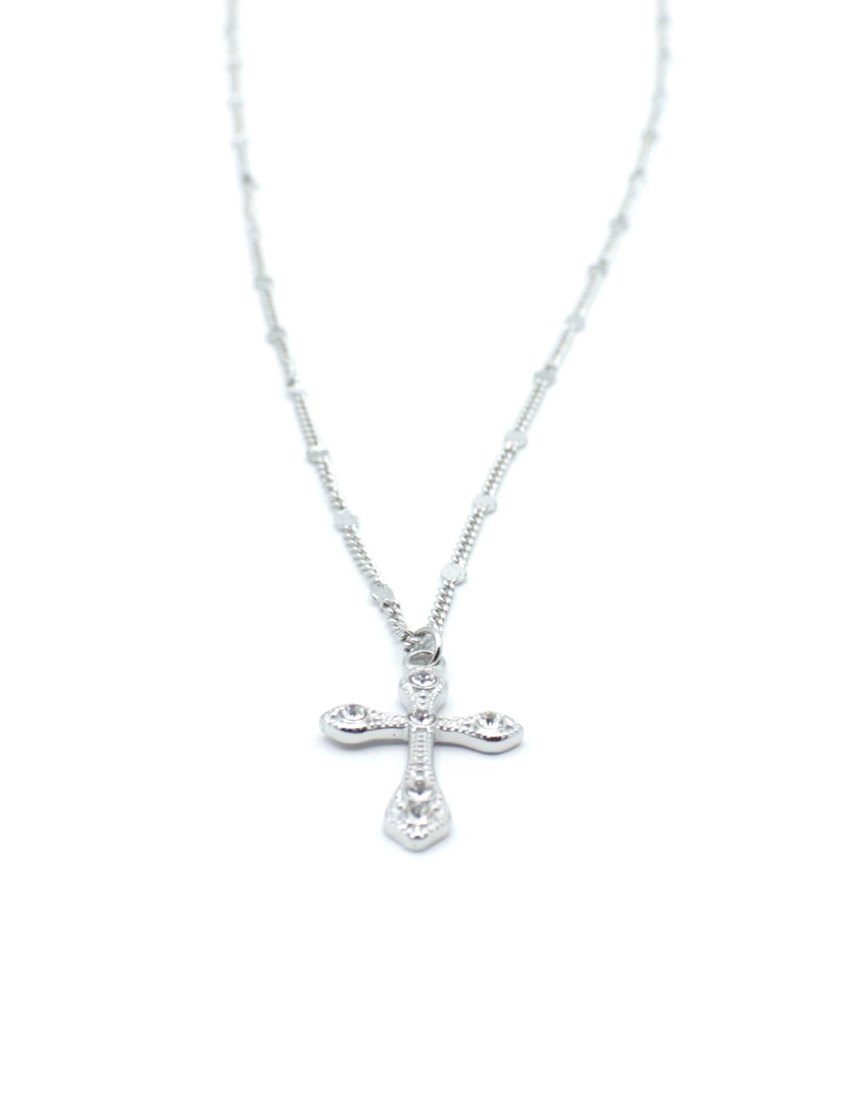 Collar Cross acero inoxidable plateado, una joya muy  versatil para usar en todo momento. - delacabra