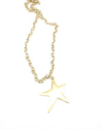 Collar de cadena dorada con dije de estrella en acero inoxidable sobre fondo blanco.
