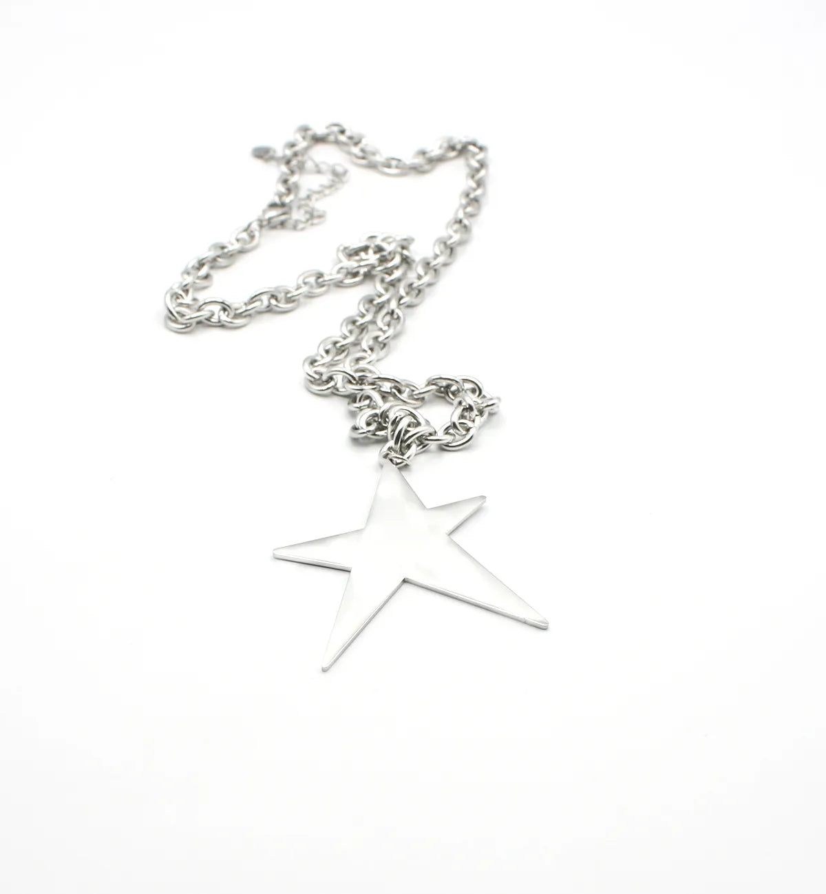 Collar de acero inoxidable plateado con colgante de estrella grande sobre fondo blanco